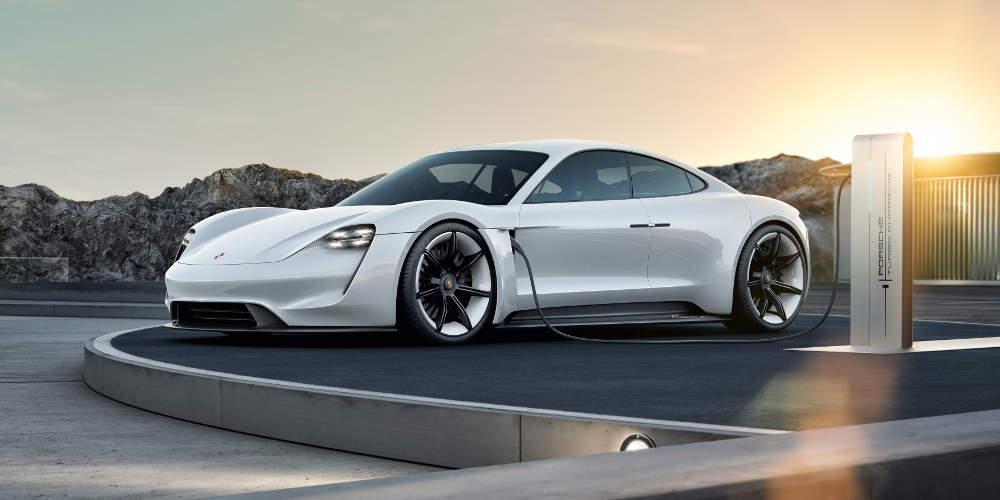 Το πρώτο αμιγώς ηλεκτρικό σπορ μοντέλο της Porsche βαφτίστηκε Taycan