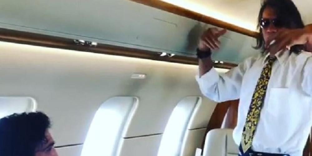 Ο Ηλίας Ψινάκης σε τρελά κέφια! Χορεύει το «θέλω να σε ξαναδώ» μέσα σε αεροπλάνο [βίντεο]