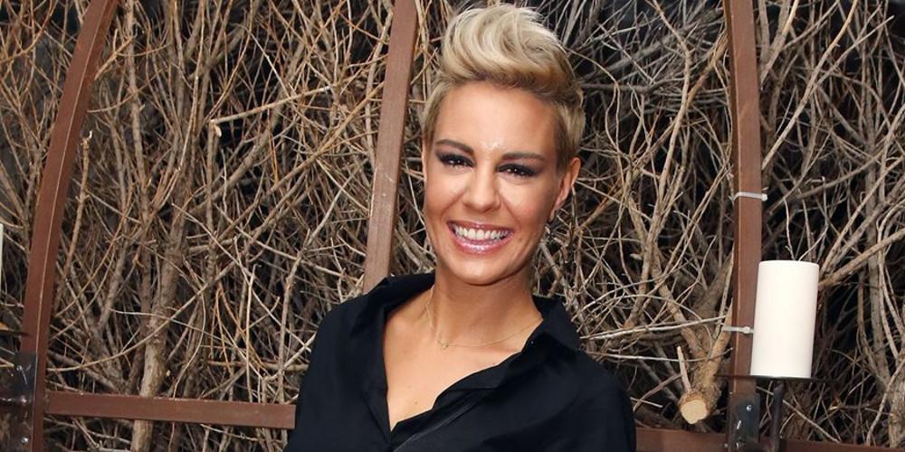 Η Ράνια Κωστάκη παίζει μουσική με μπούστο-κόλαση [εικόνα]