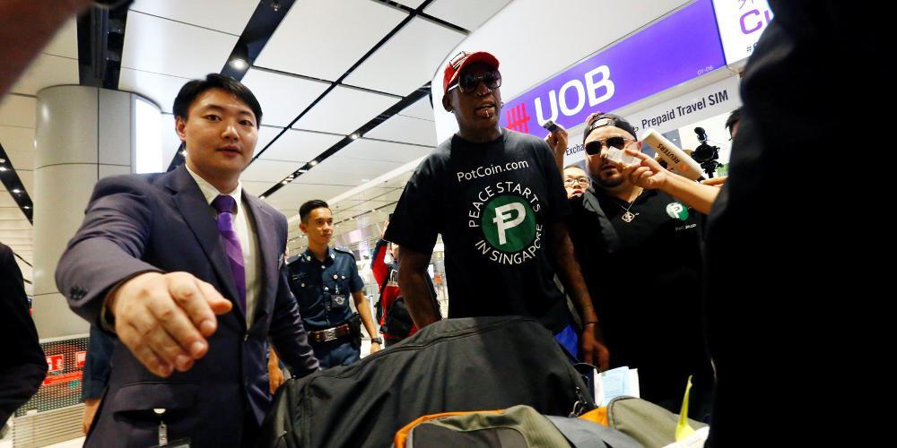 Ο Ντένις Ρόντμαν στην Σιγκαπούρη καπνίζει πούρο και περιμένει Τραμπ και Κιμ