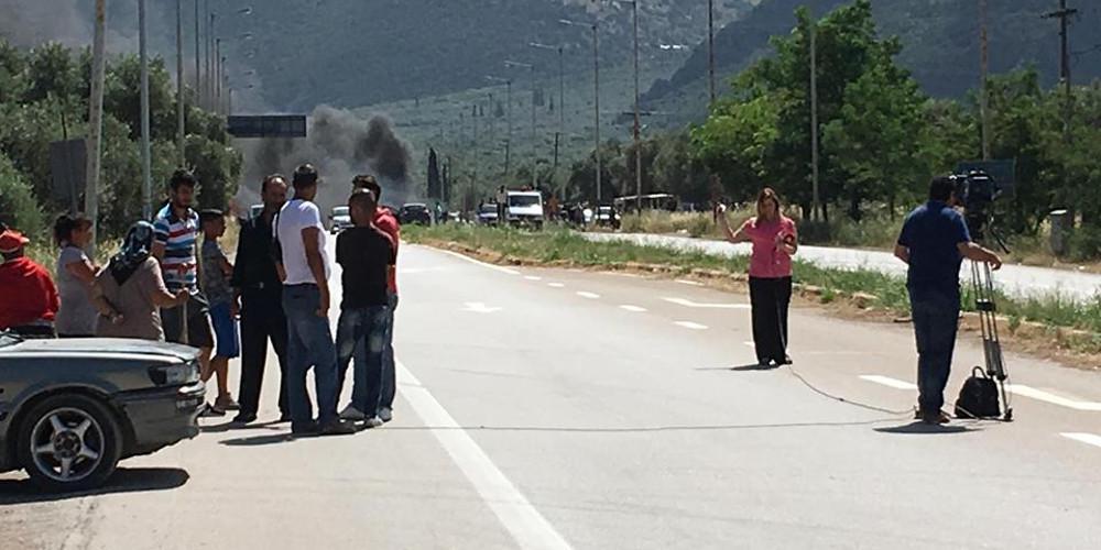 Οι Ρομά έκλεισαν τον δρόμο στην Αμφισσα ζητώντας την σύλληψη του δολοφόνου της 13χρονης