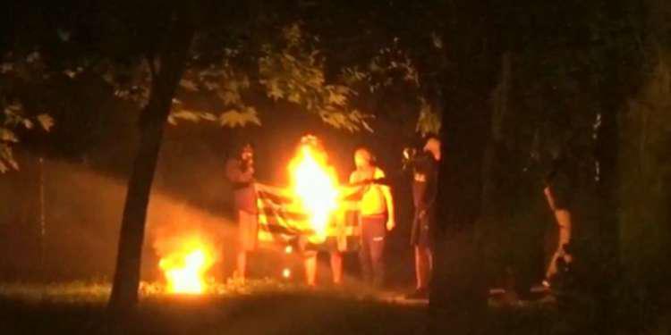 Προκαλούν οι αναρχικοί στα Εξάρχεια: Έκαψαν την ελληνική σημαία