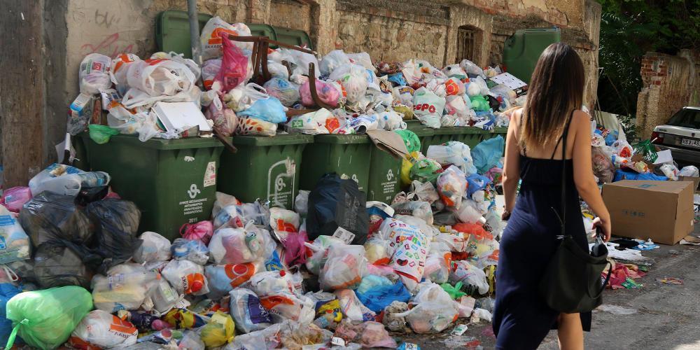 Έμειναν από καύσιμα και τραβούν χειρόφρενο απορριμματοφόρα στην Κρήτη [βίντεο]