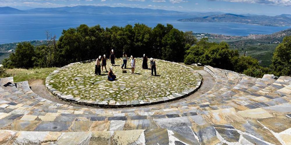 Θέατρο «Αλώνι»: Ένας μοναδικός συνδυασμός ορεινού και παραθαλάσσιου τοπίου