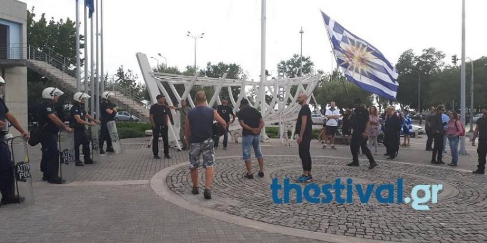 Γιουχάρουν και την Αχτσιόγλου σε ομιλία της έξω από δημαρχείο Θεσσαλονίκης