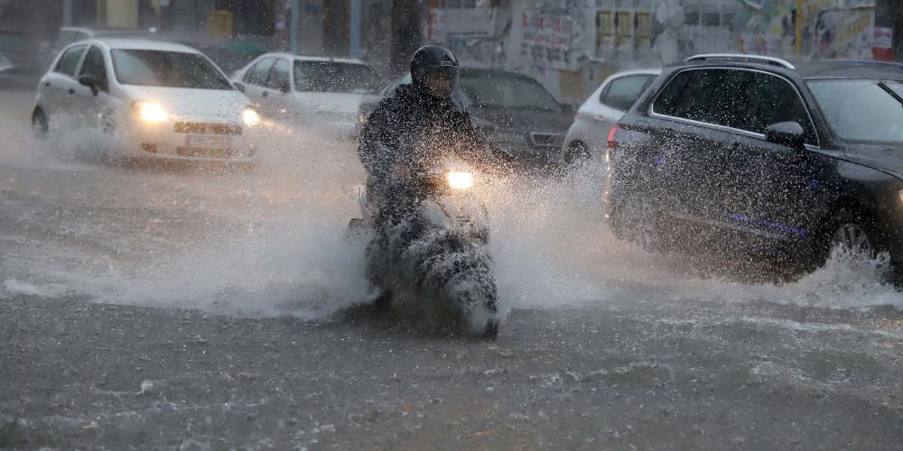Καιρός: Καταιγίδες και ισχυροί άνεμοι σήμερα Σάββατο - Πού θα χιονίσει