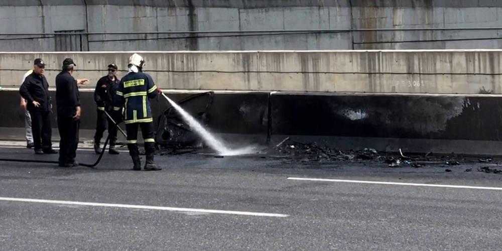 Ένα τροχαίο έχει προκαλέσει κυκλοφοριακή συμφόρηση στην Αττική Οδό αφού φορτηγό έχει τυλιχθεί στις φλόγες!