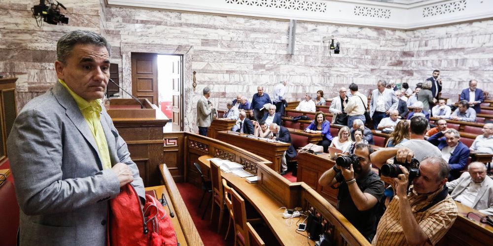 Κόβουν δημόσιες επενδύσεις για να… φουσκώσουν το πλεόνασμα