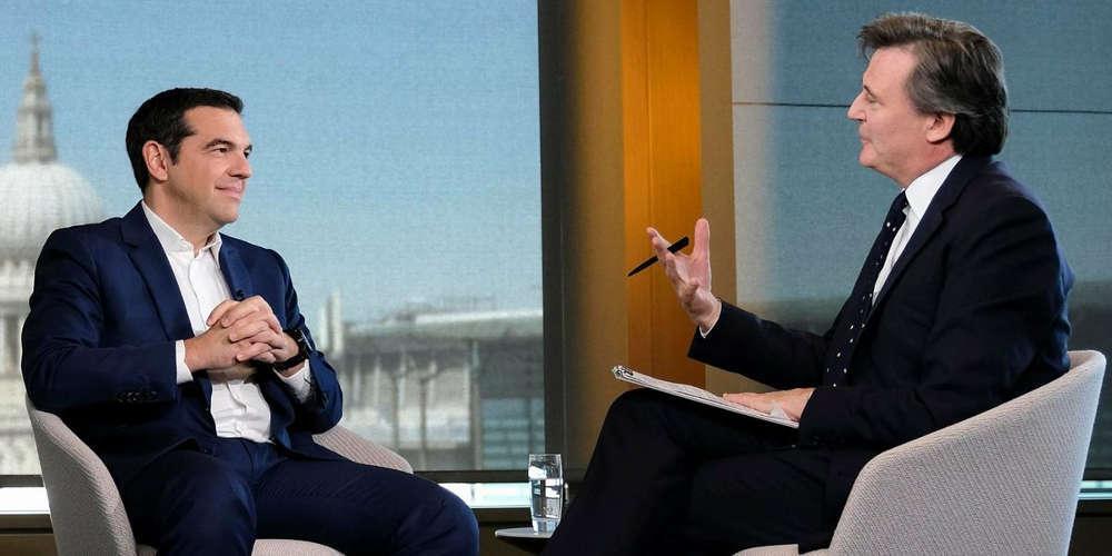 Προσοχή στο κενό ανάμεσα στη γάμπα και την κάλτσα - Πώς το Μαξίμου «μπάλωσε» την στυλιστική γκάφα του Τσίπρα [εικόνες]