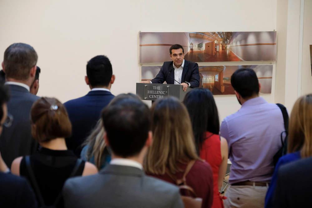 Μετά τις αποδοκιμασίες στο Λονδίνο ο Τσίπρας συναντά Μέι και Κόρμπιν [βίντεο]