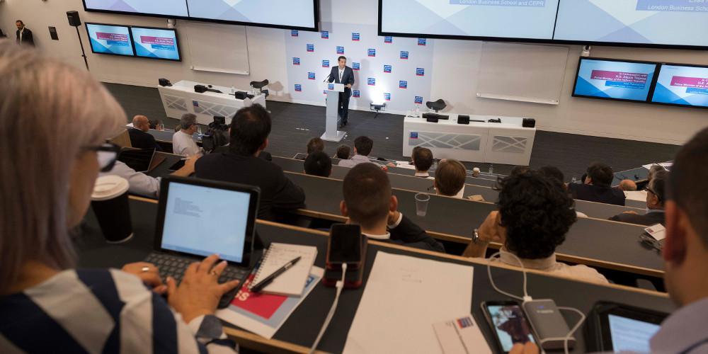 Ο Τσίπρας μίλησε για φωτεινότερες ημέρες στο London Business School