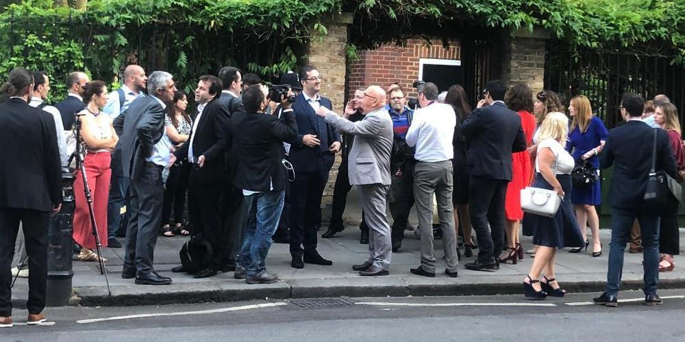 Η στιγμή της επίθεσης στον Αλέξη Τσίπρα στο Λονδίνο [βίντεο]