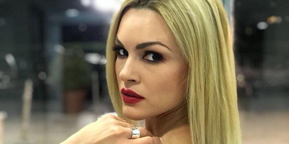 Η Βίκυ Κάβουρα με ολόσωμο μαγιό και πλάτη γυρισμένη [εικόνα]