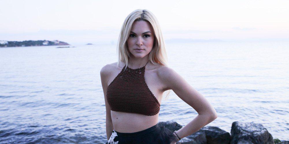 «Χάζεψε» η Μύκονος με τους αψεγάδιαστους κοιλιακούς της Βίκυς Κάβουρα