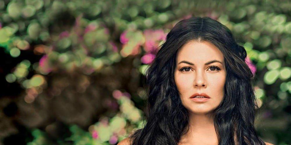 Η «καυτή» Μαρία Κορίνθίου με εσώρουχα διαβάζει ένα βιβλίο [εικόνα]