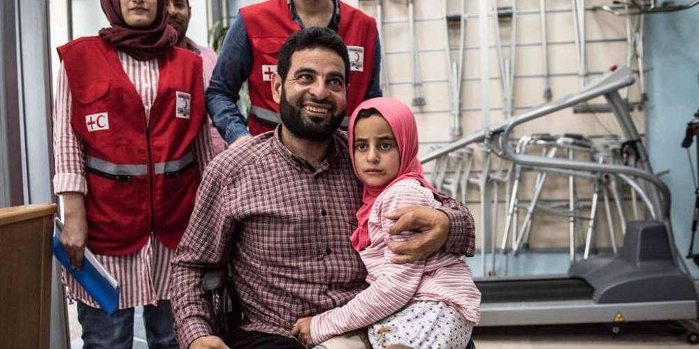 Συγκλονιστική ιστορία: Μία 8χρονη από τη Συρία έβγαλε επιτέλους τα κονσερβοκούτια που είχε ως πόδια