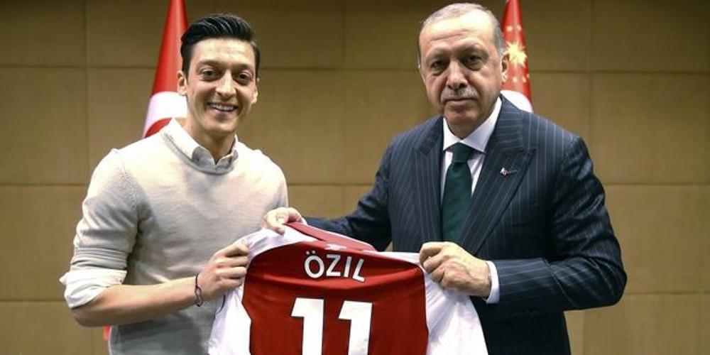 Ο Εζίλ κάλεσε επίσημα τον Ερντογάν στο γάμο του και η Μέρκελ είναι έξαλλη