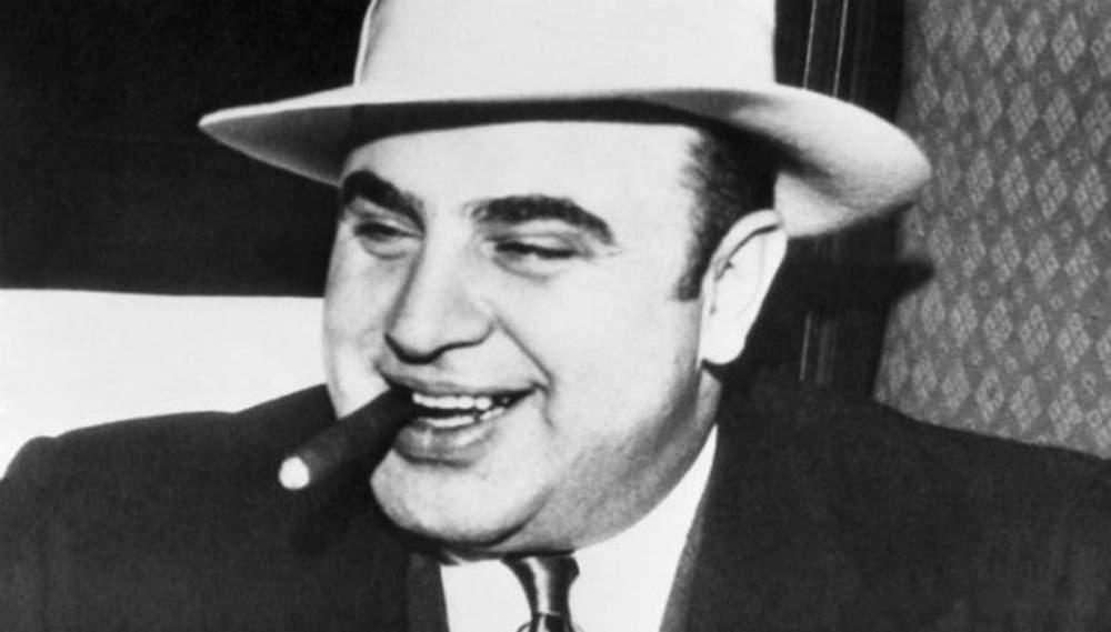 Ο διαβόητος γκάνγκστερ Αλ Καπόνε οδηγείται στις φυλακές της Ατλάντας έπειτα από την απόρριψη της έφεσής του στο Ανώτατο Δικαστήριο των ΗΠΑ.