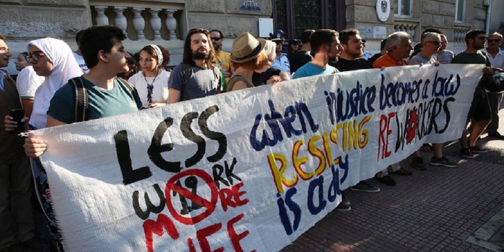 Συγκέντρωση διαμαρτυρίας μπροστά από την πρεσβεία της Αυστρίας κατά του 12ωρου εργασίας