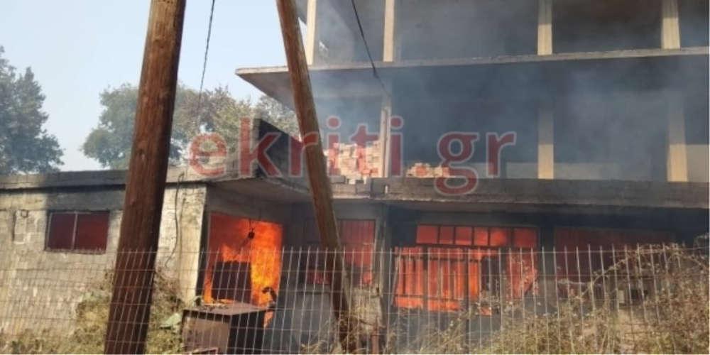 Πυρκαγιά στα Χανιά: Κάηκαν αυτοκίνητα και κτίρια στις Βρύσες