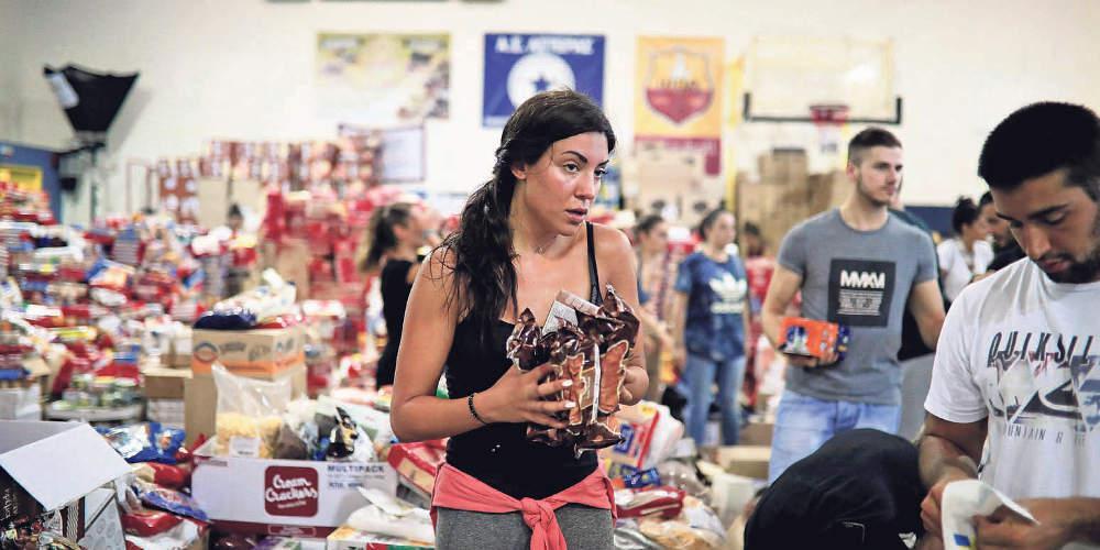 Εθελοντές και αλληλέγγυοι άνοιξαν αγκαλιά και πορτοφόλι για τους πληγέντες από τις πυρκαγιές