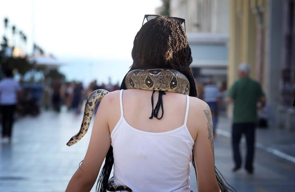 Απίστευτο: Νεαρή κυκλοφορούσε στη Θεσσαλονίκη με φίδι γύρω από τον λαιμό της [εικόνες]