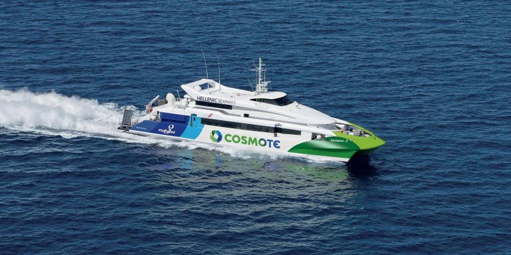 Πλοίο με 255 επιβάτες προσέκρουσε στον λιμενοβραχίονα της Ραφήνας