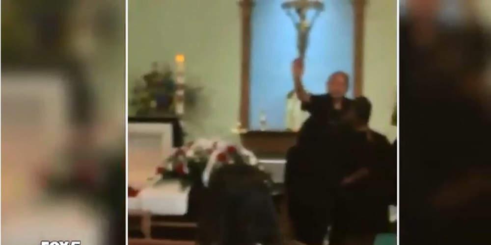 Ιερέας σε αμόκ: Έδιωξε από τον ναό τα παιδιά γυναίκας που κηδευόταν [βίντεο]