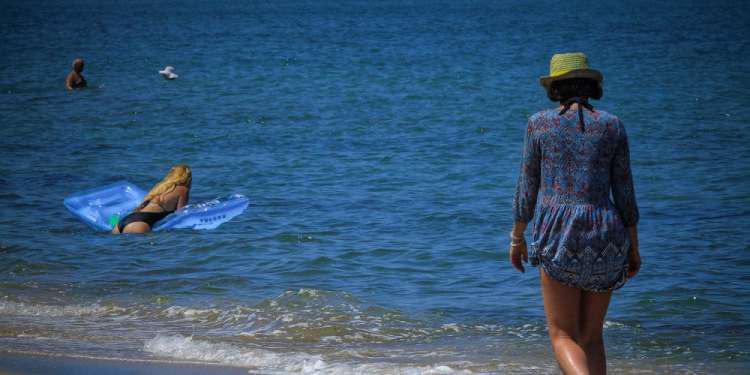 Καιρός για κολύμπι! Σε θερμοκρασίες Ιουνίου οι θάλασσες