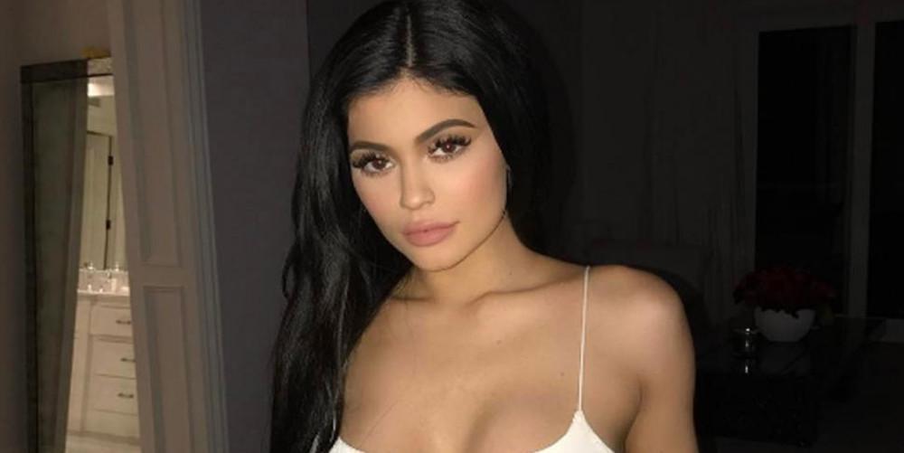 Η Κάιλι Τζένερ κολάζει με το ολόσωμο της στη νέα φωτογράφιση [εικόνες]