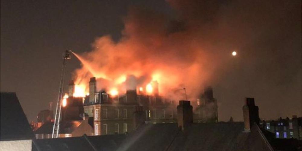 Φωτιά σε πολυκατοικία στο Λονδίνο - Μεγάλη κινητοποίηση της πυροσβεστικής