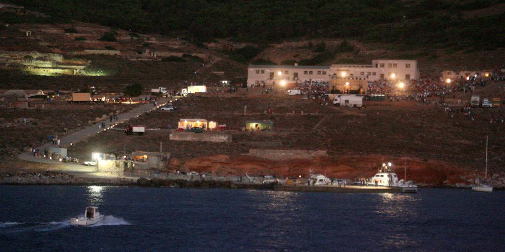 Ξεκίνησε η κατεδάφιση αυθαιρέτων στην Μακρόνησο