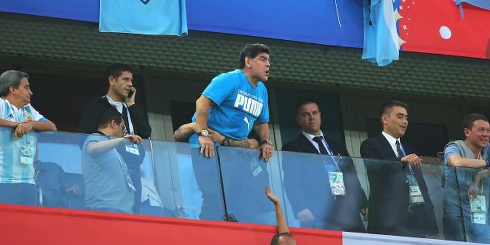 Ο Μαραντόνα δεν αλλάζει: Πλακώθηκε με οπαδούς [βίντεο]