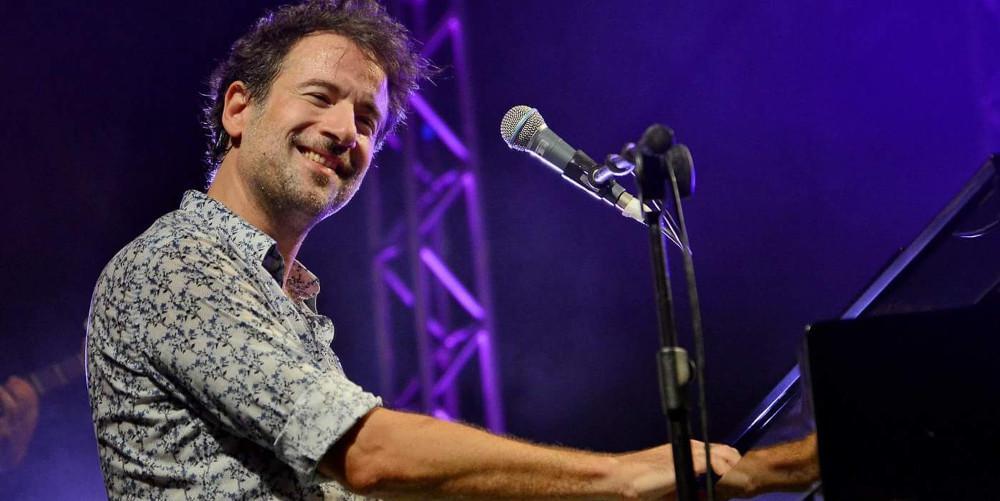 Ο Κωστής Μαραβέγιας παρέχει βοήθεια στα θύματα των πυρκαγιών