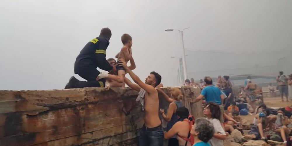 Δραματικές εικόνες: Η στιγμή που σώζουν τα παιδιά από την πυρκαγιά στο Μάτι