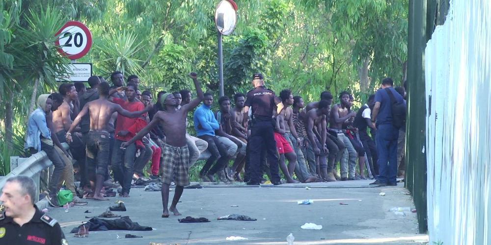 Χάος: Μετανάστες εισέβαλαν σε πόλη στην Ισπανία με αυτοσχέδια όπλα! [βίντεο]