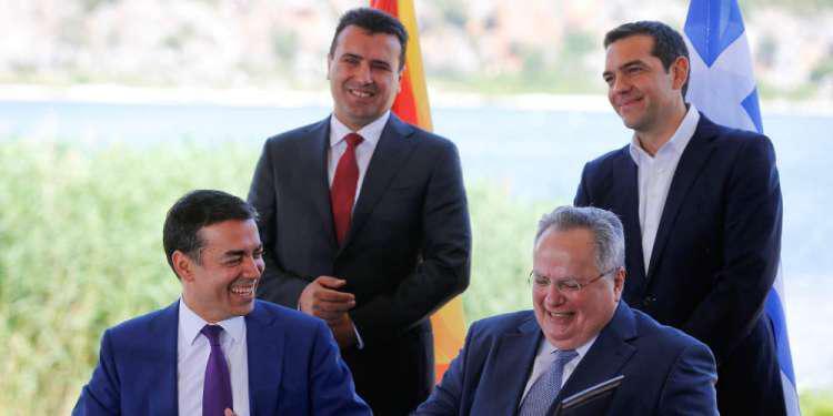 Ένας χρόνος από την υπογραφή της συμφωνίας των Πρεσπώ – Μόνο ο Κοτζιάς την θυμήθηκε [εικόνες]