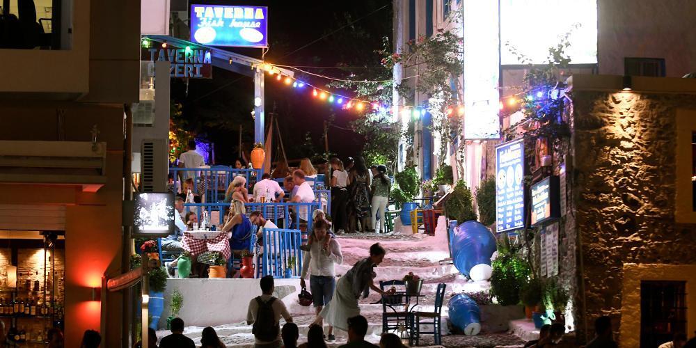 Γίναμε τα γκαρσόνια του πλανήτη