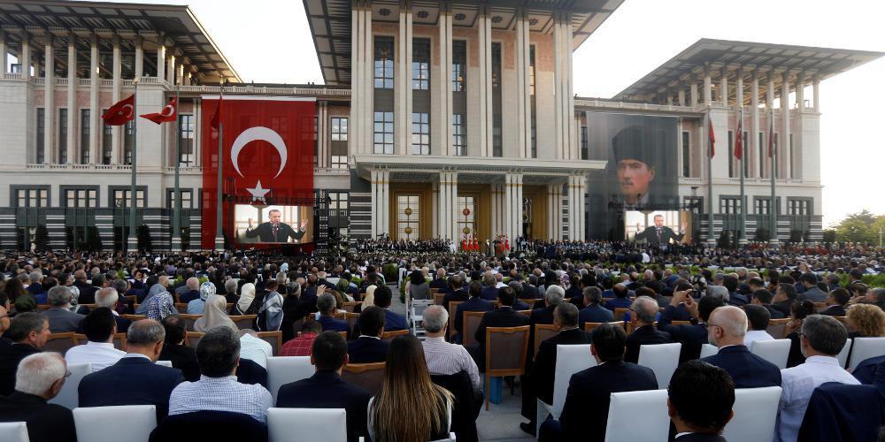 «Σουλτάνος» με επικλήσεις στον Θεό ο Ερντογάν – Αυτή είναι η κυβέρνησή του