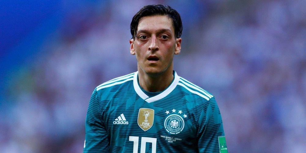 Ράγισε καρδιές ο Οζίλ: Γερμανός στις νίκες, μετανάστης στις ήττες