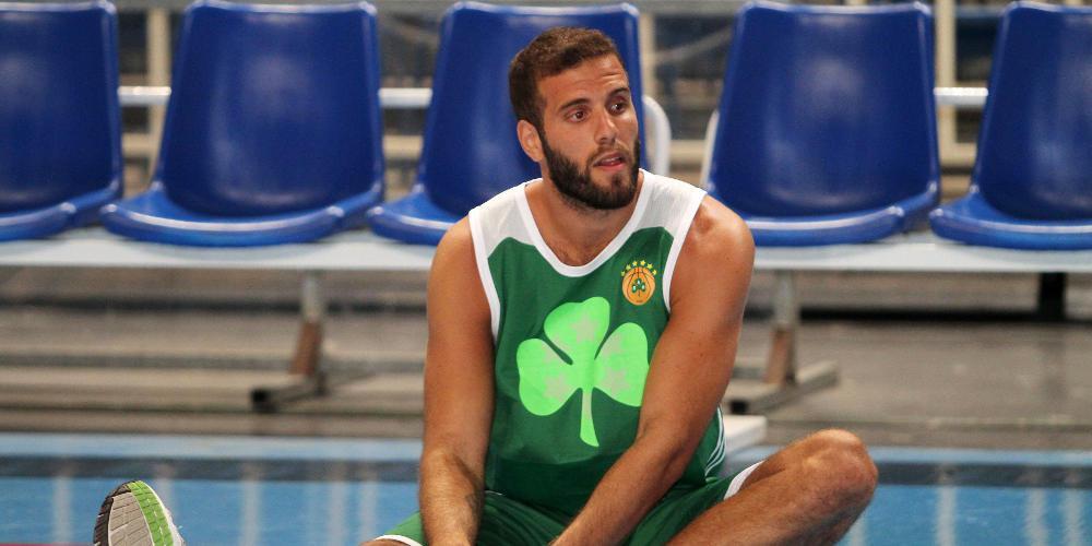 Έσπασαν το αμάξι του Νίκου Παππά στα Εξάρχεια [εικόνα]