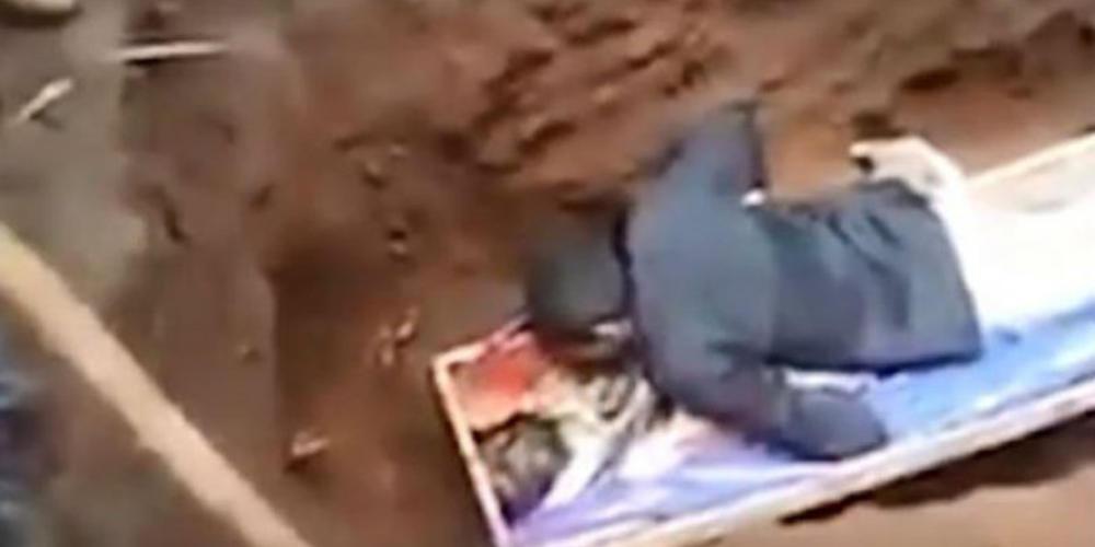 Τον συνέλαβαν την ώρα που… προσπαθούσε να αναστήσει έναν νεκρό! [βίντεο]