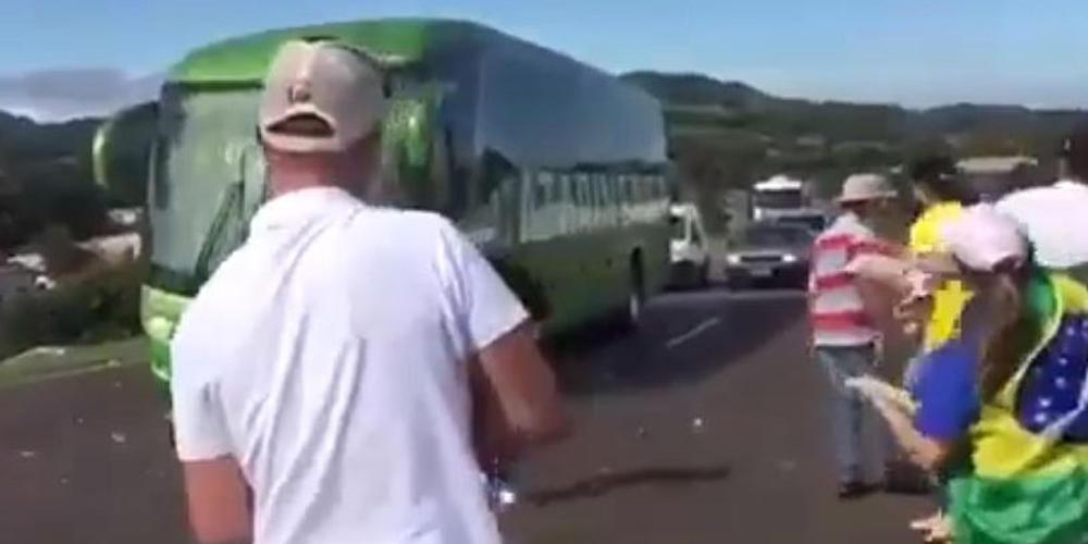 Γιούχα και αυγά στο λεωφορείο της Εθνικής Βραζιλίας [βίντεο]