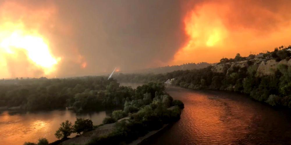 Ένας νεκρός στις πυρκαγιές στην Καλιφόρνια – Κινδύνευσαν πάνω από 3.000 άτομα