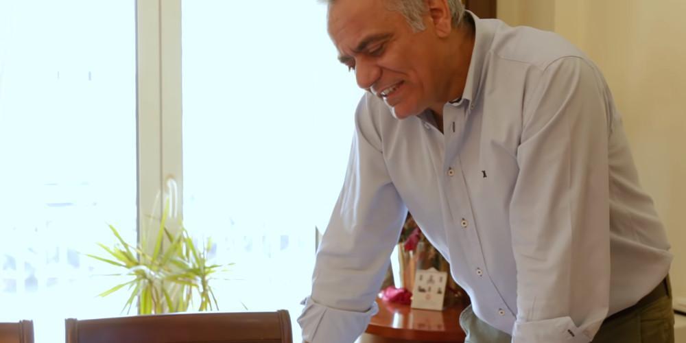 Νέο σποτ Μαξίμου: Ο Σκουρλέτης, σε χάρτη, διαιρεί την Β’ Αθηνών [βίντεο]