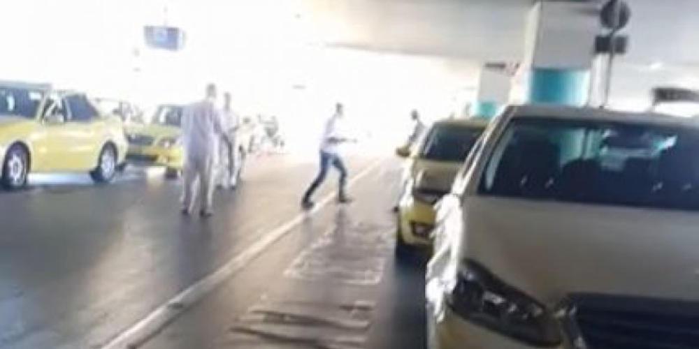 Tαξιτζήδες πλακώθηκαν στο «Ελ. Βενιζέλος» για μία θέση στην πιάτσα [βίντεο]