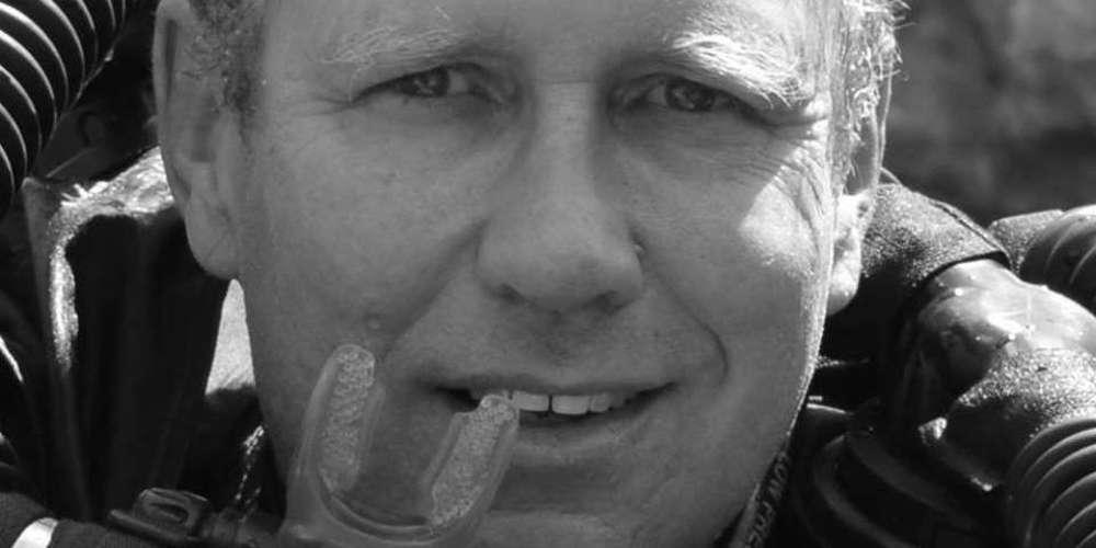 Ο γιατρός-σωτήρας των 12 παιδιών στην Ταϊλάνδη μόλις βγήκε από την σπηλιά έμαθε για τον θάνατο του πατέρα του