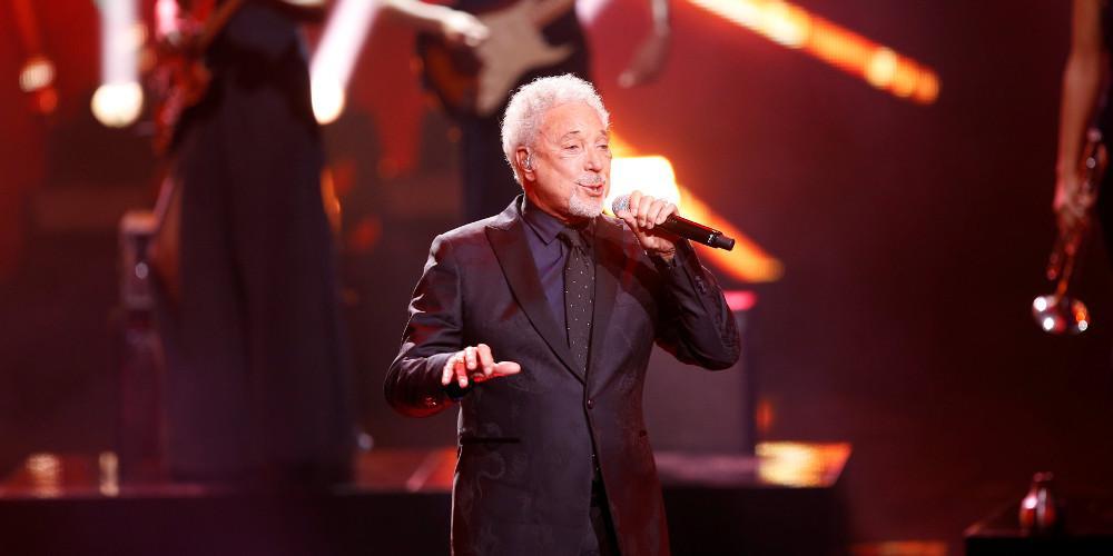 Στο νοσοκομείο ο Τομ Τζόουνς – Ακύρωσε συναυλία