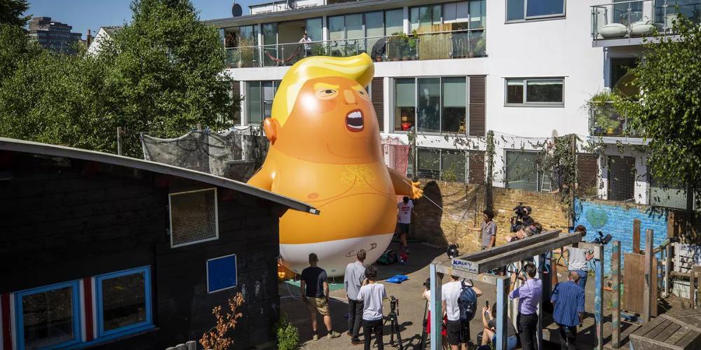 Το «τσαντισμένο μωρό-Τραμπ» πετάει στον ουρανό του Λονδίνου (εικόνες & βίντεο)