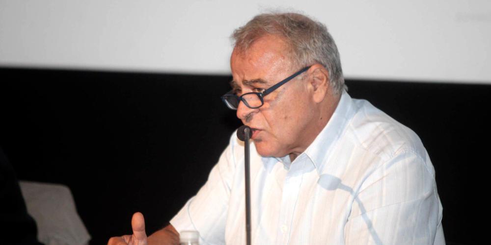 Στο μικρό νεκροταφείο του χωριού του, τον Μόλυβο, ετάφη ο Σταύρος Τσακυράκης